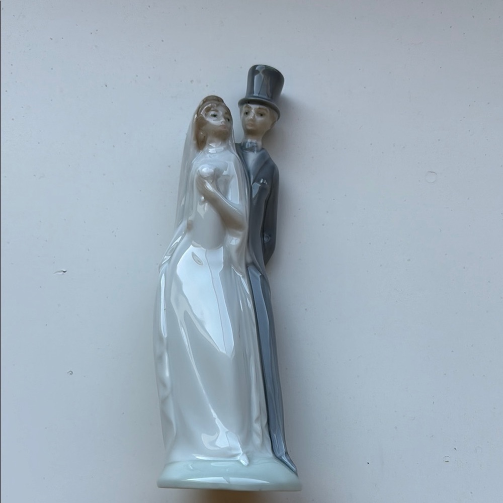 NAO by Lladro Porcelain Wedding Cake Topper, 6-1/4”. Bride/Groom. Gray/white.